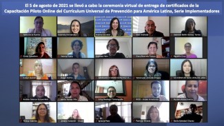 Foto grupal en la entrega de certificados