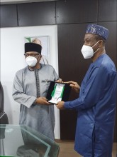 Президент нигерийского отделения ISSUP с достопочтенным министром здравоохранения