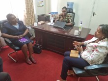 A presidente Dra. Pamela Kaithuru e a vice-presidente Catherine Muthiani com o Diretor de Serviços Médicos da Polícia Administrativa